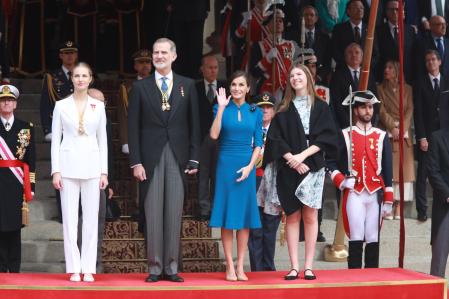 La princesa Leonor, junto a sus padres, los Reyes Felipe y Letizia, y su hermana, la infanta Sofía, a las puertas del Congreso