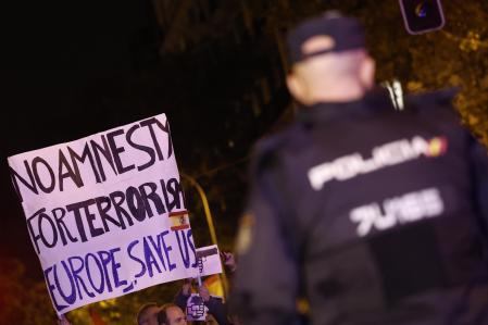 MADRID, 09/11/2023.- Pancartas durante una nueva manifestación convocada contra la amnistía este jueves, en la calle Ferraz, en Madrid, donde se encuentra la sede del PSOE. EFE/Sergio Pérez
