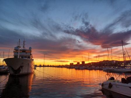 Candilazo al atardecer en el puerto de Mataró.