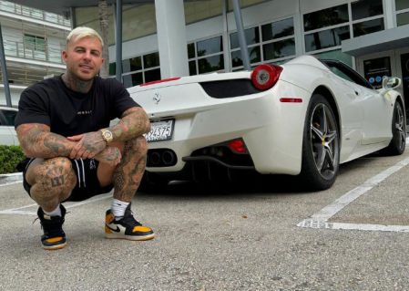 Llado posa con un Ferrari