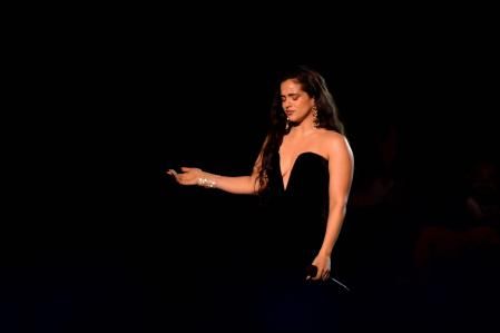 Rosalía durante su actuación en los Latin Grammy