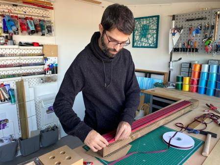 Genís Fernández Benítez, en su estudio de Sant Cugat del Vallès (Barcelona), trabajando en la creación de  una nueva obra.