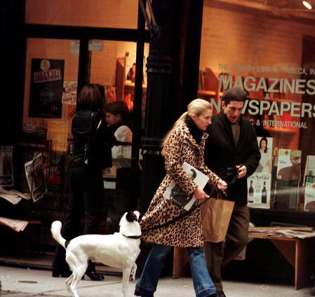 Carolyn Bessette con John John Kennedy y su inseparable perro adoptado paseando por TriBeCa, en Nueva York
