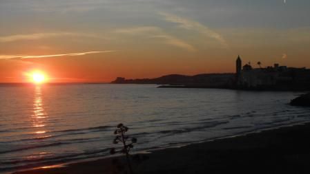 Pilar solar al atardecer en Sitges.