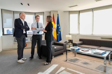 Alberto Núñez Feijóco, junto a Cuca Gamarra y Esteban González Pons, con quienes analizó la composición del nuevo Gobierno, antes de la reunión del Comité de Dirección