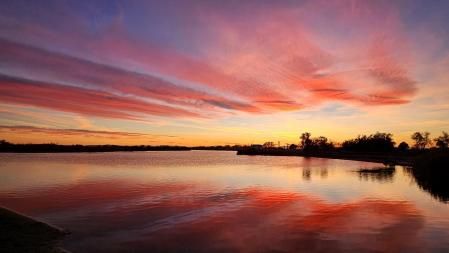 El bello efecto espejo de la Gola del Fluvià.