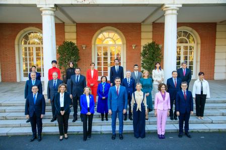 Pedro Sánchez posa junto a sus ministros frente a Moncloa