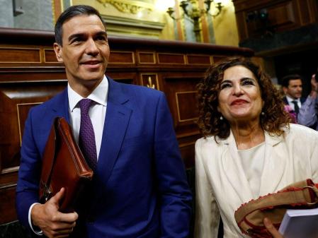 Pedro Sánchez, con María Jesús Montero, en el Congreso en el debate de investidura