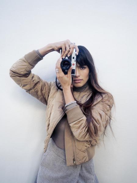 Pantalón, jersey y ‘bomber’ de Max Mara. En oro blanco, pulsera Luz de Luna Velia de eslabones y diamantes, y sortija Nicole Pavé de zafiro y diamantes  de 0,56 cts. Mumit. Cámara Leica M11 con correa de piel vegana