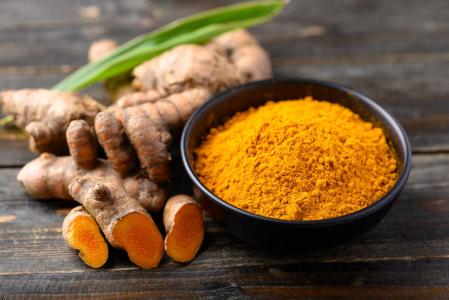 Cúrcuma, el ingrediente que se usa en el curry, pero también en las mascarillas faciales caseras en India