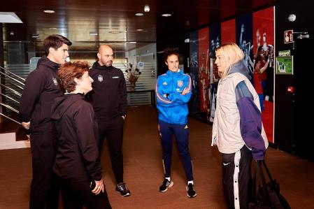 Markel Zubizarreta conversa con Alexia Putellas y Montse Tomé este lunes en Las Rozas