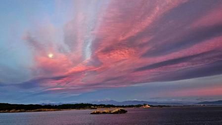 Puesta de la luna en L'Escala.