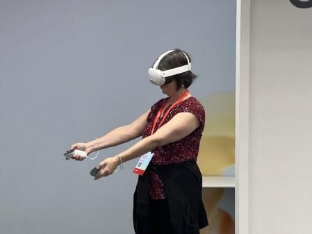 USA9248. MENLO PARK (CA, EEUU), 27/09/2023.- Una mujer prueba las nuevas gafas de realidad virtual (RV) y realidad aumentada (AR), Quest 3, durante el evento anual Meta Connect, hoy en Menlo Park, California (EE. UU). Zuckerberg anunció este miércoles diversos chatbots con inteligencia artificial (IA) generativa con distintas personalidades 