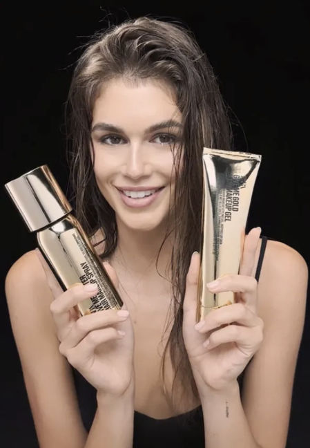 Kaia Gerber con los dos productos capilares que ha creado Guido Palau para Zara