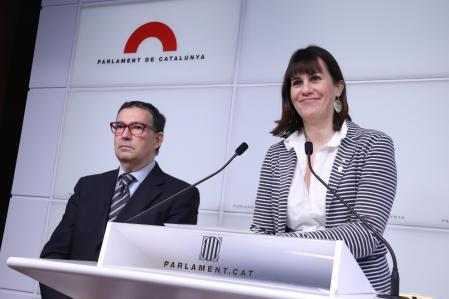 La secretària segona a la Mesa Aurora Madaula i el diputat de Junts Jaume Alonso Cuevillas, en roda de premsa