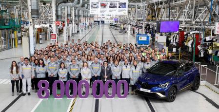 Los trabajadores de la fábrica de Renault en Valladolid celebran la fabricación del vehículo número 8 millones