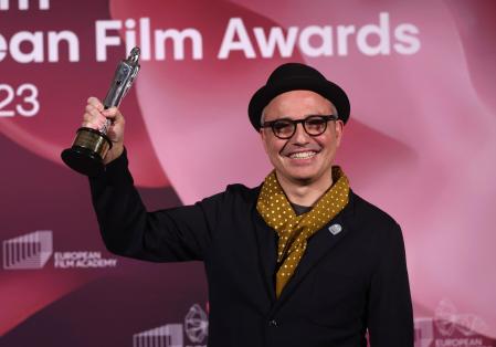 Pablo Berger posa feliz con su premio a la mejor película de animación por 'Robot dreams'