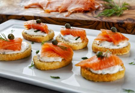 La OCU ha pedido a la AESAN que apoye la prohibición de los aromas ahumados que se emplean en alimentos