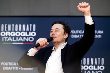 Rome (Italy), 16/12/2023.- US tech entrepreneur Elon Musk, owner of Tesla, SpaceX and X, gestures as he attends the third day of the Atreju 2023 political festival in the gardens of Castel Sant'Angelo, Rome, Italy, 16 December 2023. The Atreju political festival in Rome was organized by Italian Prime Minister Meloni and her right-wing party, Brothers of Italy. The theme of this year's edition is 'Welcome Back Italian Pride' (Bentornato orgoglio italiano). (Italia, Roma) EFE/EPA/ANGELO CARCONI