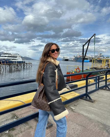 María Pombo con la chaqueta de COS en la Patagonia
