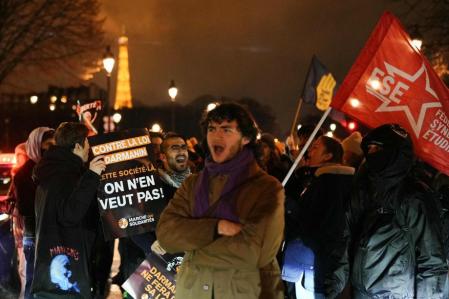Manifestantes contra la nueva ley de inmigración, este martes, en la explanada de los Inválidos, en París