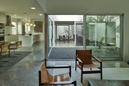 La vivienda diseñada por Mary English y Xavier Vendrell en Texas es una casa patio que apuesta por la luz natural y la comunicación de los espacios. Ha ganado el premio FAD Internacional 2023.