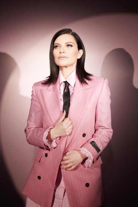 De rosa. Pausini, que viste un trabajo diplonático de MSGM acaba de publicar, con un éxito de ventas apoteósico, el disco 'Almas paralelas'