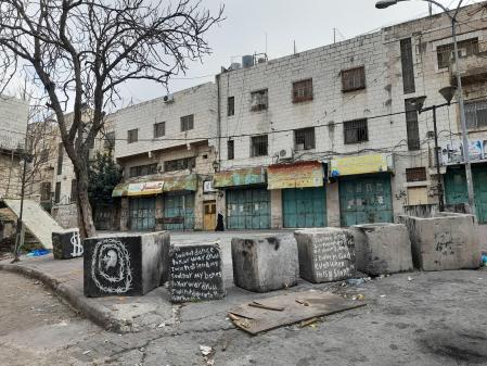 Calle en el centro de Hebrón habitualmente escenario de disturbios entre jóvenes locales y el ejército israelí.