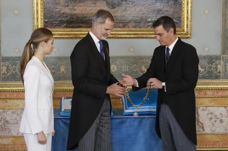 MADRID, 31/10/2023.- El rey Felipe VI (c), junto al presidente del Gobierno en funciones, Pedro Sánchez (d), impone el Collar de la Orden de Carlos III a la princesa Leonor (i) en un acto celebrado en el salón de Carlos III del Palacio Real, tras la jura de la Constitución de la Princesa de Asturias por su mayoría de edad ante las Cortes Generales, en una solemne sesión conjunta de las dos cámaras legislativas que se ha celebrado este martes en el hemiciclo de la Cámara Baja. EFE/JuanJo Martín POOL