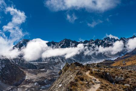 Vista de las montañas del Himalaya desde el valle de Kanchenjunga