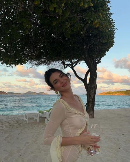 Kendall Jenner con el sensual vestido en la playa