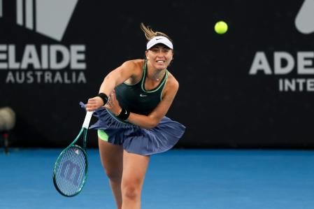 Paula Badosa en acción contra la estadounidense Bernarda Pera, en el torneo de Adelaida, Australia