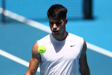 Carlos Alcaraz entrenándose antes del comienzo del Open de Australia