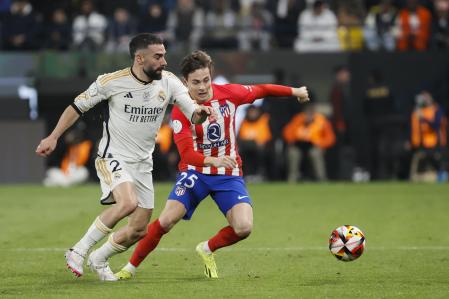 El defensa del Real Madrid, Dani Carvajal (i), disputa el balón ante el delantero del Atlético de Madrid, Rodrigo Riquelme, durante el encuentro de semifinales de la Supercopa de España entre Real Madrid y Atlético de Madrid, este miércoles en el estadio Al Awwal Park en Riad, Arabia Saudí