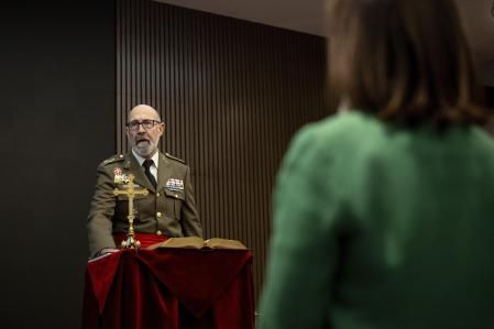 MADRID, 12/01/2024.- La ministra de Defensa, Margarita Robles (d) y el nuevo director del Centro Superior de Estudios de la Defensa Nacional (Ceseden), el teniente general Miguel Ballenilla (i) durante el acto de su toma de posesión celebrado en el CESEDEN en Madrid este viernes. EFE/ Daniel González