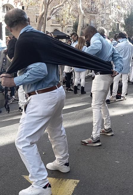 Castellers del Poble Sec preparándose para actuar en la Festa Major de Sant Antoni de este 2024.