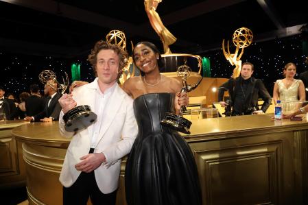 Jeremy Allen White y Ayo Edebiri con sus premios Emmy a los mejores actores de comedia.&nbsp;