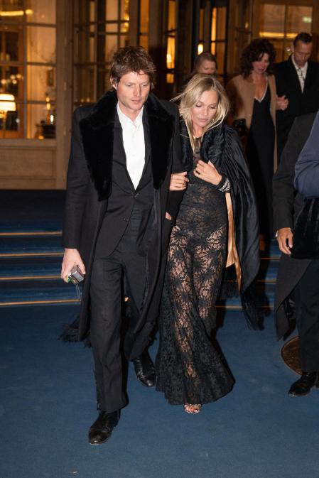 Kate Moss junto a su pareja, Nikolai von Bismarck, en París
