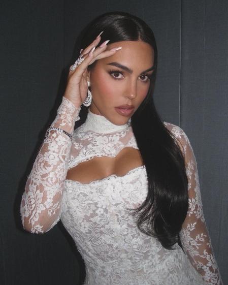 Georgina Rodríguez con el minivestido de inspiración nupcial para apoyar a Cristiano Ronaldo