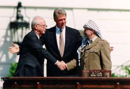 Isaac Rabin, Bill Clinton, y Yasir Arafat durante la firma de los Acuerdos de Oslo en la Casa Blanca, el 13 de septiembre de 1993
