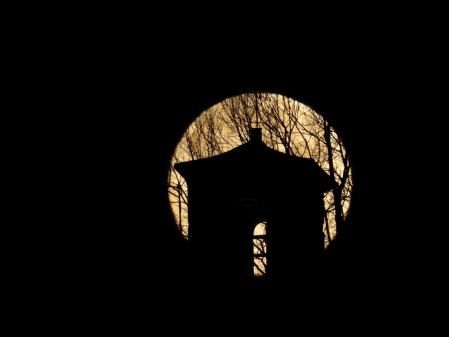 La luna llena del lobo envuelve la iglesia de Sant Cristòfol del cementierio de Campdevànol.