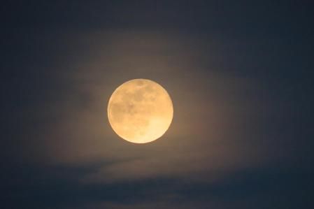 La luna llena del lobo vista desde Rota.
