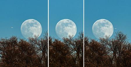 Llegando el avión a la luna, justo en el centro y saliendo de la luna.