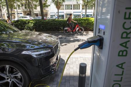 Punto de carga de coche eléctrico en  una calle de Barcelona