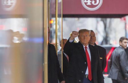 El expresidente Donald Trump abandona la Torre Trump para asistir al caso de difamación de E. Jean Carroll contra él en Nueva York