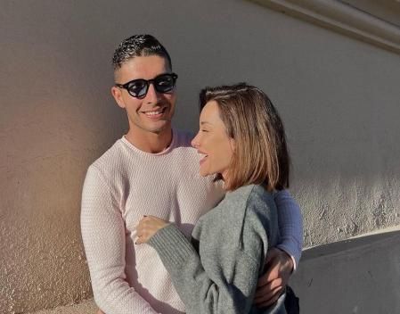 Adara ha oficializado su relación con Álex Ghita en redes sociales.