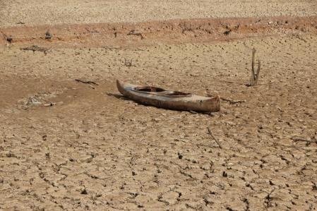 La piragua símbolo de la sequía en Catalunya.