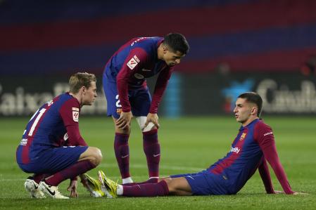 BARCELONA, 31/01/2024.- El delantero del Barcelona Ferrán Torres (d) se tumba en el suelo tras sufrir una lesión durante el partido de la jornada 20 de LaLiga EA Sports entre FC Barcelona y CA Osasuna, este miércoles en el Estadi Olímpic Lluís Companys en Barcelona. EFE/ Alejandro Garcia