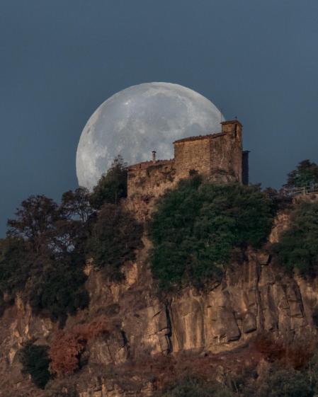 La puesta de la luna en Sant Miquel de Castelló.