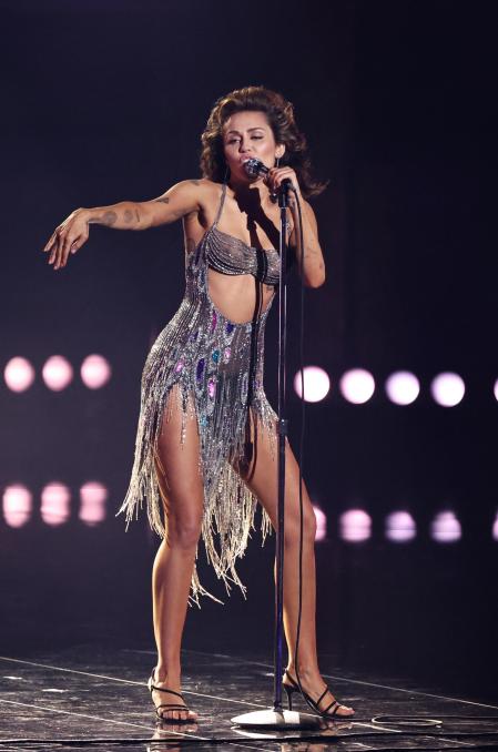 Miley Cyrus durante su actuación en los Grammy
